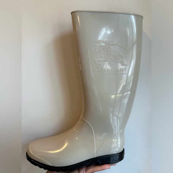 Burberry Equestrian Knight Rainboot in Trench. Euro 38 UK 5 - Picture 14 of 14